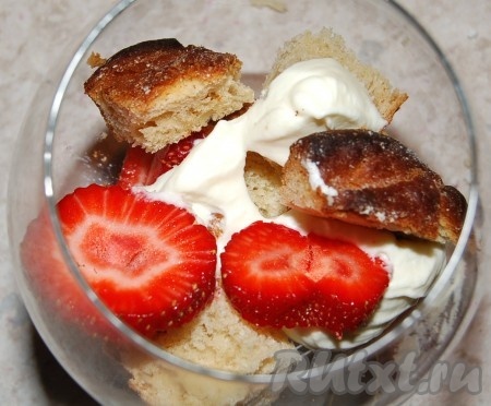 Взять фужер и собрать в него поочередно кусочки кулича с клубникой, переслаивая их взбитыми сливками. Можно взять большую вазу и в нее уложить остатки кулича (смотря сколько у вас осталось кулича).