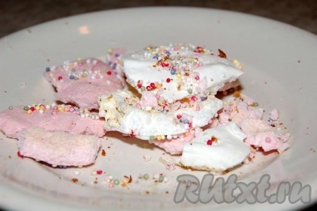 Собрать на тарелочку глазурь с куличей.