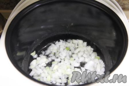 Влить в чашу мультиварку растительное масло, сразу выставить режим "Жарка" и выложить мелко нарезанный лук. Обжарить лук до прозрачности (в течение 4-5 минут), периодически помешивая.