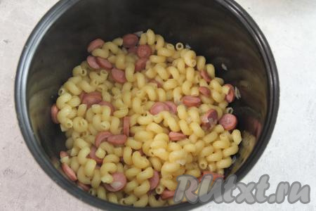 Готовить макароны с сосисками под закрытой крышкой минут 15. Я пару раз перемешивала содержимое чаши мультиварки. Готовность блюда проверяем по макаронам, они должны стать достаточно мягкими, хорошо держать форму. У меня за 15 минут макароны были готовы, а вода полностью впиталась.