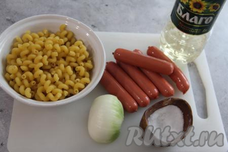 Подготовить продукты для приготовления макарон с сосисками в мультиварке. Сосиски очистить от плёнки. Лук почистить и промыть водой.