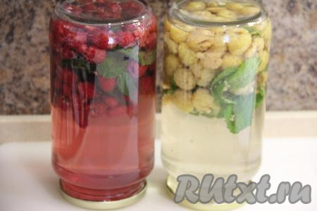 Сразу закрутить банки крышками, поставить их вверх дном, укутать в плед (или в одеяло), оставить в таком виде до полного остывания (примерно на сутки), а затем переставить на хранение в прохладное место (например, в кладовку или подвал).