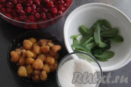 Баночки (я взяла 2 банки объёмом по 800 миллилитров) простерилизовать удобным вам способом (я стерилизовала в посудомойке). Крышки прокипятить с момента закипания воды в течение 3-4 минут. Малину перебрать. Для того чтобы убрать грязь и червячков, переложить ягоды в миску и залить солёной водой (я на 1 литр воды добавляю 1 чайную ложку соли), оставить на 20 минут, затем промыть ягодки и откинуть на дуршлаг, чтобы стекла лишняя вода. Промыть водой листья мяты.