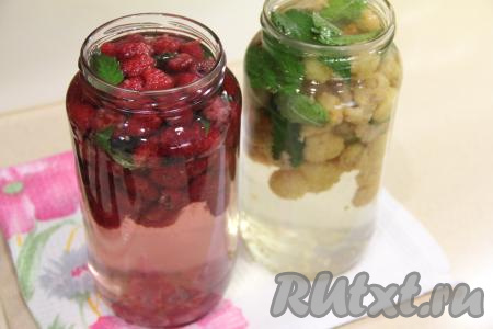 Влить в банки с малиной и мятой горячий сироп.