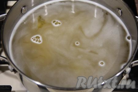 Влить в кастрюлю достаточное количество воды для варки макарон. Воду посолить и довести до кипения. Всыпать макароны в кипящую воду и варить до готовности. Я варила 8 минут, но время варки зависит от сорта макарон, поэтому точное время варки смотрите на упаковке макаронных изделий, которые вы отвариваете (или проверяйте готовность на вкус, макароны должны стать достаточно мягкими, но развариться и потерять форму они не должны).