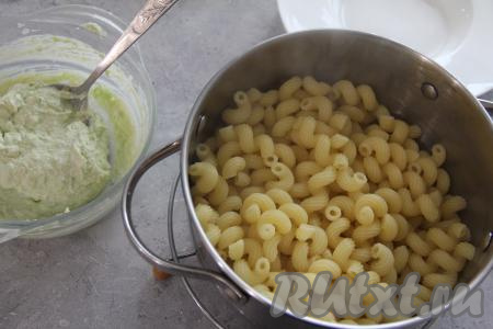 С готовых макарон слить воду, промывать не нужно.