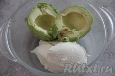 Авокадо почистить, удалить кожуру и косточку, переложить в миску, добавить творожный сыр.