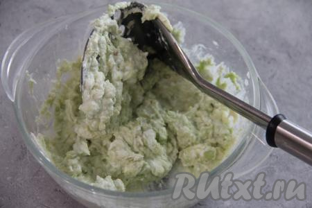 Размять сыр с авокадо толкушкой до однородности.