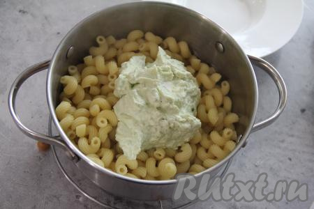 В горячие макароны добавить авокадо с сыром.