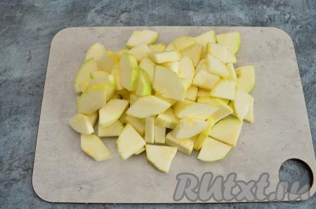 Кабачок нарезать на небольшие кусочки. В закипевший бульон выложить нарезанные морковку, картошку и кабачок, довести до кипения, уменьшить огонь и варить суп минут 10.