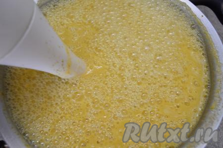 Снять суп с огня, дать ему остыть в течение 5 минут, а затем тщательно пюрировать погружным блендером.