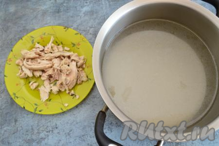 Кусочки куриного мяса на кости промыть водой, выложить в кастрюлю и залить 2,5 литрами воды, поставить на огонь, сразу после закипания убрать пену, уменьшить огонь и варить бульон минут 25. Затем убрать с огня, достать мясо, дать ему остыть. По желанию, поцедить куриный бульон. Остывшее мясо курицы отделить от костей и выложить в кастрюлю с бульоном, поставить на огонь, довести до кипения.