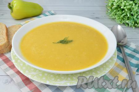 Разлить аппетитный, вкусный, насыщенный суп-пюре из брокколи и кабачков по тарелкам и подать сразу к столу, дополнив, по желанию, нарезанной свежей зеленью. Если вы не планируете сразу подавать весь суп к столу, тогда после пюрирования можно разлить блюдо по тарелкам, а оставшийся в кастрюле суп довести, периодически помешивая, до кипения.