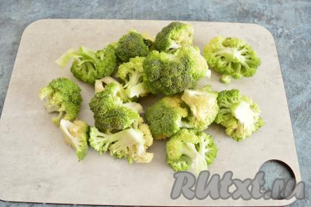 Брокколи разобрать на небольшие соцветия.