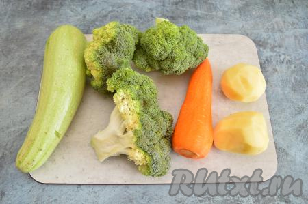 Пока бульон закипает, очистить картошку и морковь. Кабачок вымыть, очистить от кожуры. Если у кабачка крупные семечки, тогда их нужно удалить. Для приготовления супа нам понадобится грамм 400 подготовленного кабачка. Вымыть брокколи.
