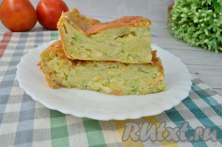 Нежнейшую запеканку, приготовленную из кабачков с сыром и сметаной, к столу лучше подавать тёплой. Посмотрите, как это вкусное и сытное блюдо аппетитно выглядит в разрезе. Угощайтесь!