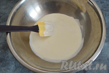 Очень хорошо перемешать сметану с содой и оставить на 2-3 минуты (за это время сода погасится в сметане).