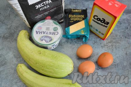 Подготовить продукты для приготовления запеканки из кабачков с сыром и сметаной в духовке. Сметану можно взять любой жирности. Сыр лучше брать твёрдых сортов.