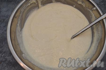 Соединить содержимое двух мисок, всыпать разрыхлитель и перемешать тесто до однородности. Творожно-манное тесто для запеканки получится не очень густым, будет напоминать сметану средней жирности.