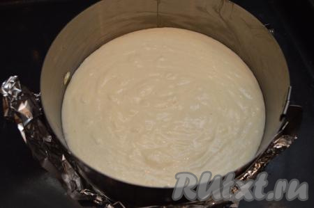 Борта и дно формы для выпечки смазать сливочным маслом (я взяла в качестве формы разъёмное кольцо диаметром 18 сантиметров, а дно сформировала из фольги, сложенной в 2 слоя). Влить в форму творожно-манное тесто для запеканки и поставить в духовку, разогретую до 180 градусов. Выпекать творожную запеканку, замешанную на кефире с манкой, минут 45. Готовность можно проверить, проколов запеканку сверху сухой деревянной палочкой (если на деревянной палочке после прокола выпечки не останется следов теста, значит запеканка готова). Выключить духовку и оставить запеканку в закрытой духовке ещё на 10 минут.