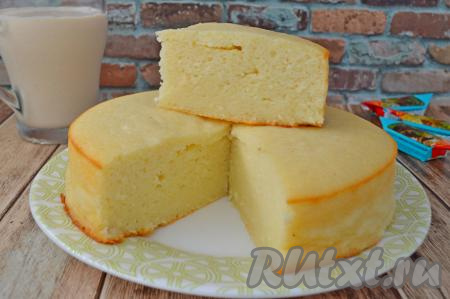 Творожной запеканке, замешанной на кефире с манкой, дать немного остыть, а затем можно нарезать на кусочки и угощаться. Выпечка получается очень нежной, в меру сладкой, с приятной текстурой. Я её очень люблю есть с молоком.