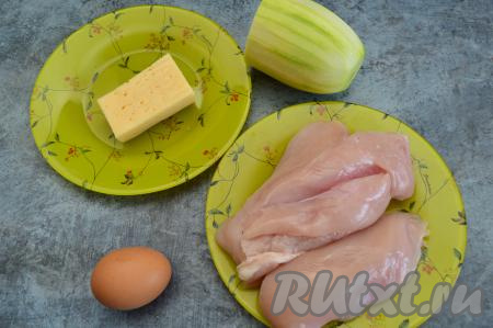 Подготовить продукты для приготовления куриных отбивных с кабачками в духовке. Кабачок вымыть, очистить от кожуры, если косточки крупные, их нужно будет удалить. Взвесить подготовленный кабачок. Нам потребуется примерно в два раза меньше очищенного кабачка, чем куриного филе.