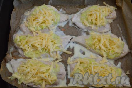 По прошествии 15 минут вынуть куриные отбивные, присыпать их сыром, натёртым на крупной тёрке и отправить в духовку ещё на 10 минут, чтобы сыр как следует расплавился.