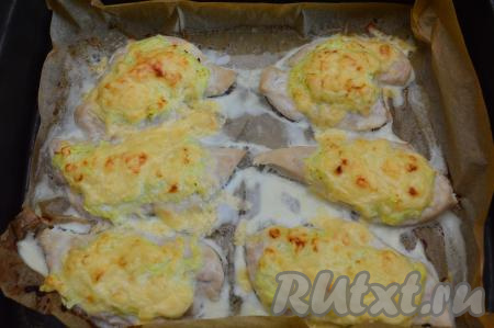 Готовые куриные отбивные с кабачками достать из духовки.