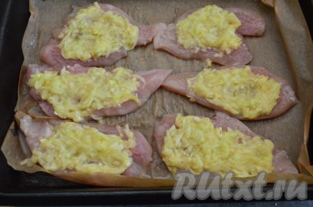 Поэтому сразу разместить смесь кабачков и яиц ровным слоем&nbsp;поверх куриных отбивных и отправить в разогретую до 190 градусов духовку на 15 минут.