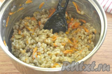 Перемешиваем перловку с овощами и прогреваем, периодически перемешивая, на среднем огне 2-3 минуты, накрываем крышкой и снимаем огня.