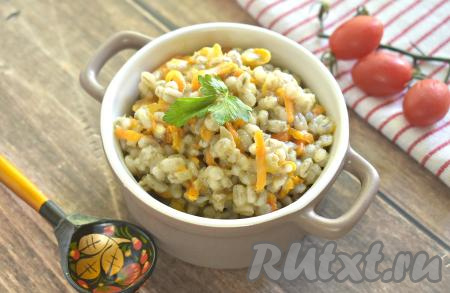 Перловая каша с луком и морковью