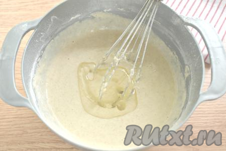 Тщательно перемешиваем. Должно получиться густое блинное тесто, сразу вливаем в него растительное масло и снова хорошо перемешиваем. Миску с тестом накрываем полотенцем (или крышкой) и оставляем при комнатной температуре на 45-50 минут.