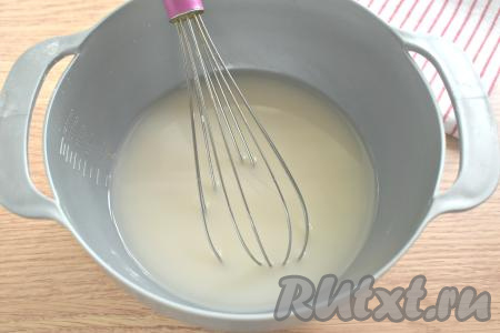 Дрожжи и сахар заливаем 450 миллилитрами тёплой кипячёной воды (температура воды должна быть не выше 37 градусов), тщательно перемешиваем дрожжевую смесь венчиком (до однородности).