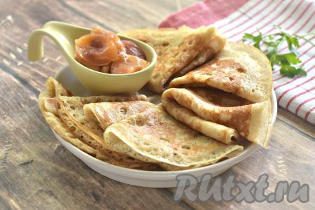 Дрожжевые блины, замешанные на воде без добавления яиц, получаются кружевными, мягкими, ароматными, я подала их к столу с яблочным вареньем.