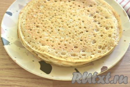 Я готовила блинчики на сковороде диаметром 17 сантиметров. Из указанного количества продуктов у меня получилось 15 постных блинов.