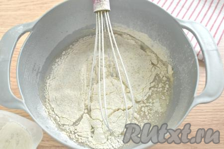 В дрожжевую смесь просеиваем пшеничную муку и добавляем соль.