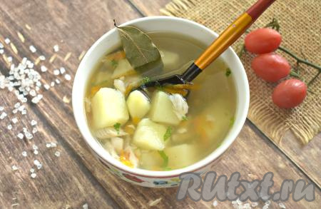 Разливаем рыбный суп по тарелкам и в горячем виде подаём к столу. Уха из плотвы, сваренная в домашних условиях, получилась вкусной и ароматной.