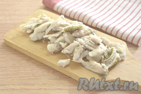 Остывшую плотву тщательно очищаем от костей, добавляем в кастрюлю с овощами.