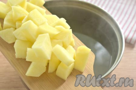 Картофель, морковку и луковицу очищаем. В закипевший рыбный бульон добавляем картофель, нарезанный на средние кубики, снова даём закипеть и варим на небольшом огне 10 минут.