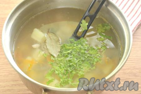 Когда овощи будут готовы (картошка будет легко прокалываться ножом, а морковка станет достаточно мягкой), значит уха готова, перчим её по вкусу, если нужно, досаливаем, добавляем лавровый лист и нарезанную петрушку (или другую свежую зелень), перемешиваем, даём закипеть, провариваем ещё 2 минуты и выключаем огонь.