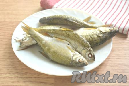 Очищенную плотву перекладываем в кастрюлю, вливаем 1,5 литра холодной воды, ставим на сильный огонь, а после закипания, убрав пену, варим рыбный бульон 15-20 минут на небольшом огне. Отваренную рыбу достаём из бульона и остужаем. Процеживаем рыбный бульон через марлю, сложенную в несколько слоёв (или мелкое сито), вливаем в кастрюлю, по вкусу солим, ставим его на огонь, даём закипеть.