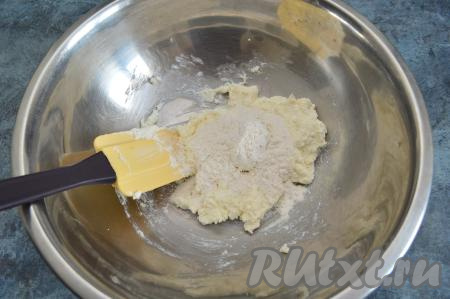 Всыпать 1 столовую ложку муки (примерно 20 грамм) и вмешать муку в творог.