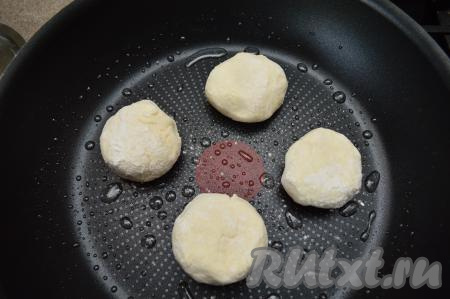 Хорошо разогреть растительное масло в сковороде, выложить сырники и обжарить их на среднем огне 2-3 минуты (до золотистой корочки снизу).