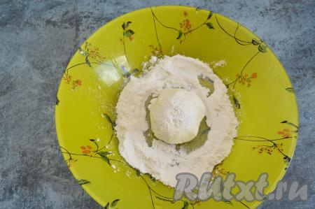 Разделить зрительно творожное тесто на 4 части. Руками, слегка смоченными водой, из одной части творожного теста сформировать округлый сырник, а затем со всех сторон обвалять его в муке.