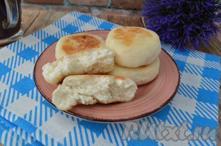 А вот как выглядит в разломе сырник, приготовленный из творога без яиц.