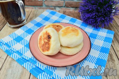 Аппетитные, нежнейшие сырники, приготовленные из творога без добавления яиц, переложить со сковороды на тарелку и можно подавать их к столу, дополнив, по желанию, сметаной.