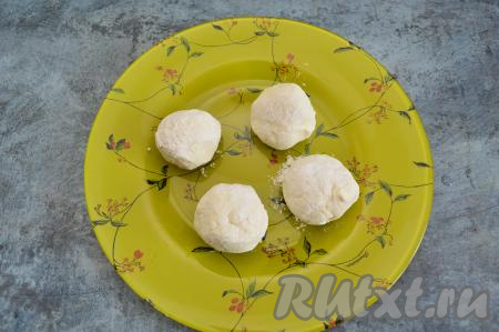 Аналогично, слегка смачивая руки водой, сформировать оставшиеся 3 сырника и обвалять их в муке. Благодаря тому, что формировать мы будем влажными руками, сырники хорошо запанируются в муке, а значит будут держать форму и приобретут приятную золотистую корочку в процессе жарки.