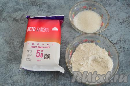 Подготовить продукты. Чтобы приготовить сырники без добавления яиц, нужно выбирать не сухой творог, то есть творог должен быть достаточно влажным. Обычный творог в пачках по 180-200 грамм вполне подойдёт, только не берите творог нулевой жирности - он обычно суховат.