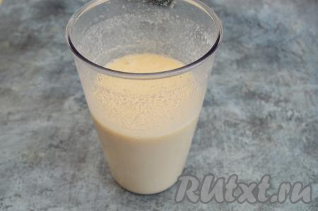 В чашу с пюре из дыни и банана влить молоко, ещё раз взбить. Всего у меня получилось 600 миллилитров смузи. Если банан и дыня сладкие, тогда сахар можно в смузи не добавлять. Но на всякий случай попробуйте напиток на вкус. Если считаете, что сладости недостаточно, тогда добавьте 0,5-1 чайную ложку сахара (или мёда) и ещё раз взбейте блендером. Я сахар не добавляла.