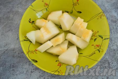 Нарезать очищенную дыню на кусочки.